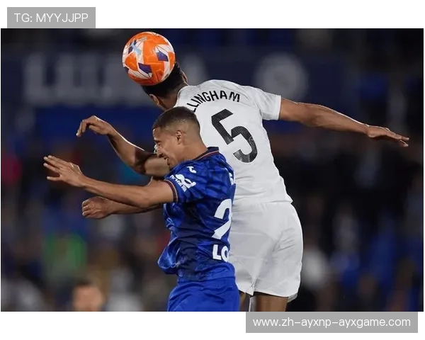 奥利塞绝杀后主裁吹响终场哨皇马众将围堵裁判抗议居莱尔领红牌